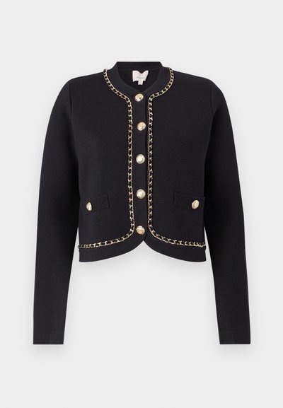 Fekete kardigán kör alakú nyakkivágással, arany gombdíszítéssel és láncos részlettel az elülső széleken. Bordázott textúrával és elülső zsebekkel.