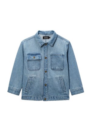 Veste en jean bleu clair avec col, fermeture boutonnée devant, deux poches poitrine (dont une avec rabat et bouton) et deux poches latérales.