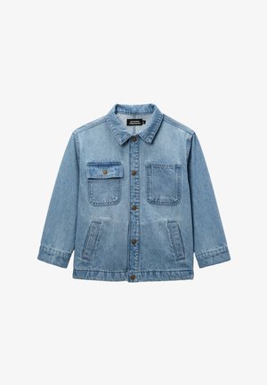 Veste en jean bleu clair avec col, fermeture boutonnée devant, deux poches poitrine (dont une avec rabat et bouton) et deux poches latérales.