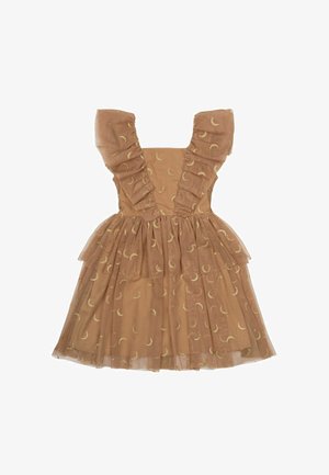 Barna ruha fodros ujjakkal, rétegezett tüll szoknyával és arany félhold mintákkal, amelyek végig hímezve vannak. Négyzet alakú dekoltázs, testhezálló bodice.