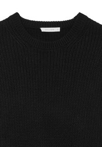 Schwarzer Strickpullover mit rundem Halsausschnitt, mit einem strukturierten Muster. Das Etikett zeigt die Marke "CALLIOPE" und die Größe "L."