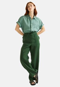 Monoprix TAILLE SEMI-ÉLASTIQUÉE UNI EN  - Pantalon classique - tourmaline