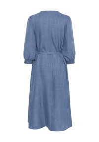 Robe longue bleue en tissu texturé avec une taille nouée, des manches bouffantes et un col rond. Présente une silhouette ample et fluide.