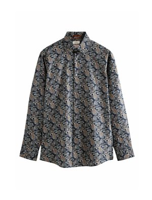 Camicia button-up a maniche lunghe di colore blu navy con un intricato motivo paisley in beige e bianco. Realizzata in tessuto leggero con una texture liscia.