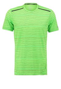Camiseta deportiva verde con franjas onduladas negras horizontales, cuello redondo, mangas cortas y textura de tela suave y transpirable.
