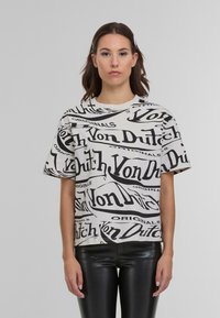 Balta medvilninė marškinėli�ų su juodu "Von Dutch" logotipo spaudiniu, laisvalaikio stilius, trumpomisRankovėmis, apvaliu iškirpimu, derinami su juodomis odinėmis kelnėmis.