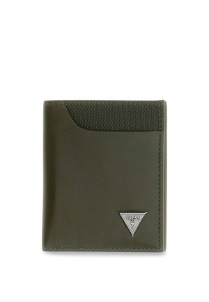 Portafoglio in pelle verde scuro con bordo superiore testurizzato e logo triangolare argentato Guess nell'angolo in basso a destra.