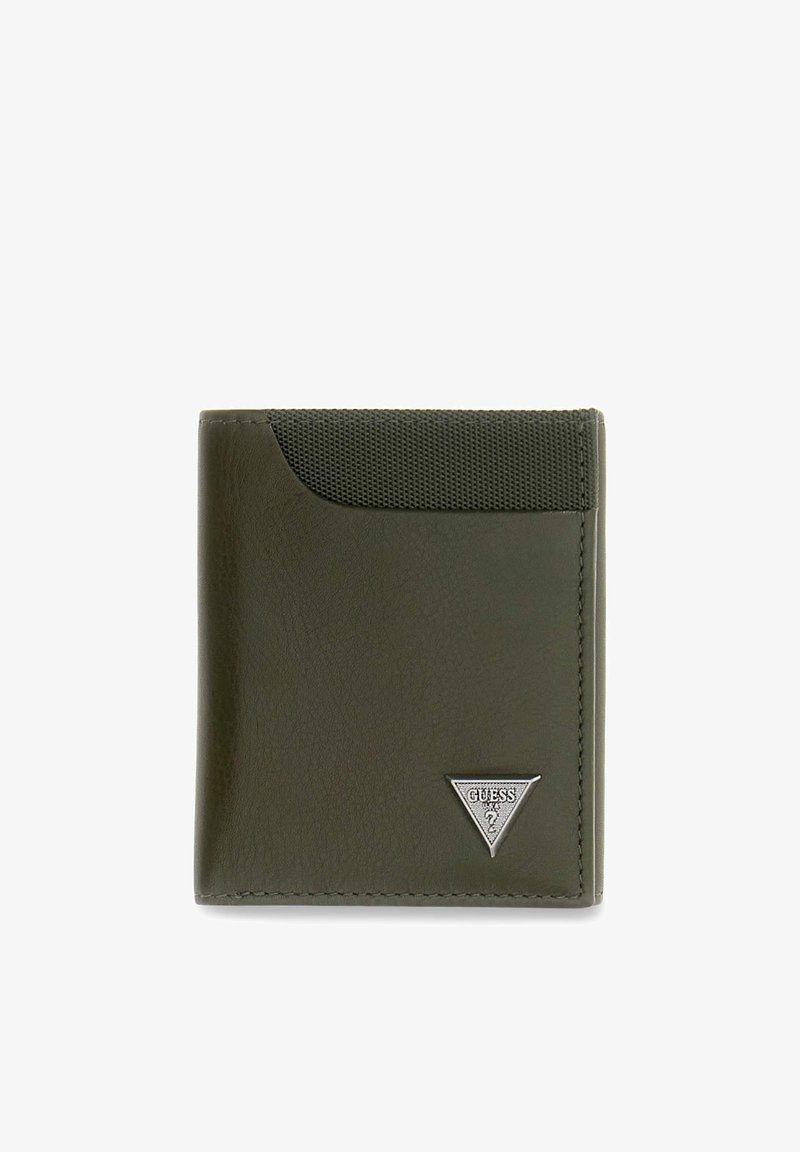 Portefeuille en cuir vert foncé avec bord supérieur texturé et logo triangulaire argenté Guess dans le coin inférieur droit.