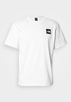 Λευκό βαμβακερό t-shirt με μαύρο τετράγωνο λογότυπο στην αριστερή πλευρά του στήθους. Κοντά μανίκια και σχέδιο με στρογγυλή λαιμόκοψη. Λεία υφή.