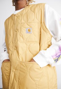 Carhartt WIP SKYTON VEST - Vesta - bourbon