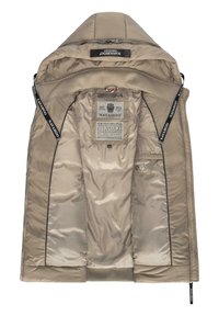 Beige Pufferjacke mit Innenfutter, gerippten Bündchen, doppelten Reißverschlüssen, seitlichen Taschen und Markenetiketten. Glatte, glänzende Textur und Futter.