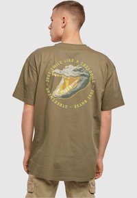 Just Rhyse CROCODILESMILE - Apdrukāts T-krekls - olive