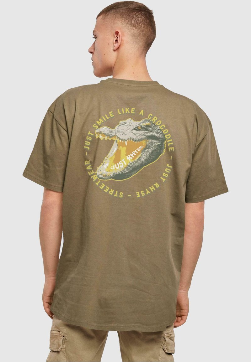 Just Rhyse CROCODILESMILE - Apdrukāts T-krekls - olive