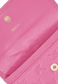 Indvendig af en pink læderpung med præget detaljer og en guldknaplukning. "JOOP!" logo trykt i guld på læderoverfladen.