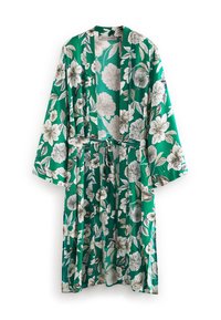 Grøn blomsterkimono med store hvide og grå blomster, bånd i taljen, vide ærmer og en glat stofstruktur.