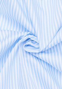 Tissu bleu clair à rayures alternant des rayures blanches fines et légèrement plus épaisses, avec une texture lisse et un aspect froissé.