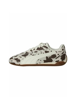 Niski profilowy sneaker Puma z białą bazą i ciemnobrązowymi plamami w krowi wzór, białym paskiem Puma i gumową podeszwą.