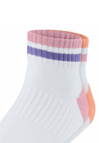 Knöchellange Socken in Weiß mit gerippter Textur. Farbige Akzente in Pink, Lavendel und Orange an den Bündchen und Fersen.