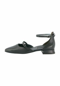 Chaussure plate en cuir noir avec un bout pointu, une bride de cheville avec une boucle et un petit talon carré. Texture lisse avec des détails de design minimaux.
