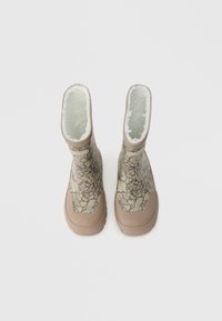 Botas de borracha com padrão floral em verde e castanho, apresentando um forro branco suave, bicos arredondados e uma sola de baixa tração.