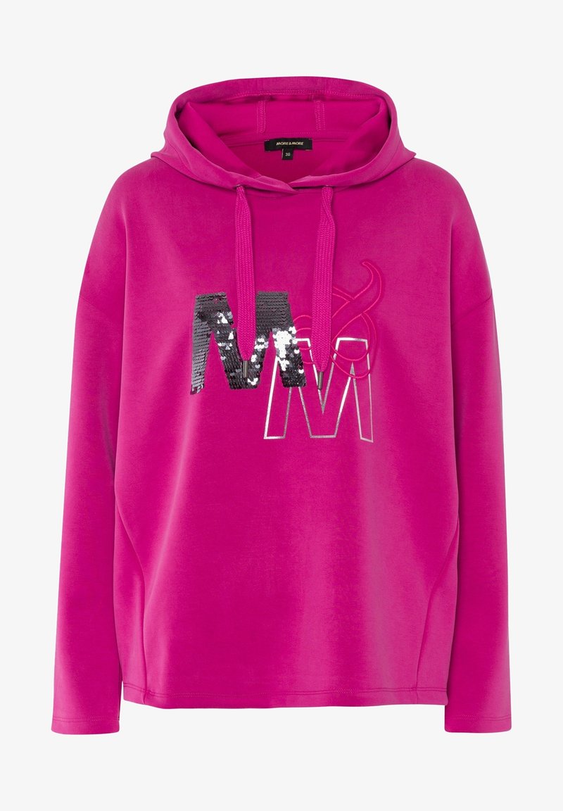 Sweat à capuche rose vif avec cordons, présentant de grandes lettres « M » noires et blanches ornées de sequins et soulignées à l'avant.