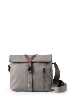 Borsa a tracolla grigia con parte superiore arrotolata assicurata da cinturino in pelle marrone e fibbia nera, tasca frontale verticale con zip e tracolla regolabile.