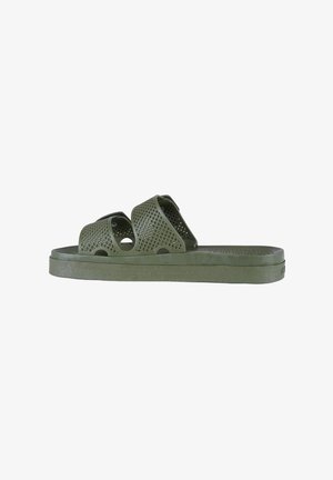 Sandalo open-toe verde oliva con doppia fascia traforata e suola testurizzata, progettato per un uso casual.
