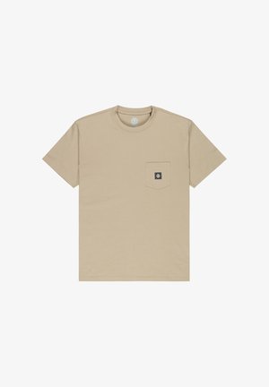 Beige T-shirt met korte mouwen en een ronde hals, met een klein rechthoekig zwart logoplaatje op het linker borstzakje.