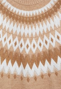 Hellbrauner Strickpullover mit geometrischem Muster in Weiß und dunklerem Braun, runder Halslinie und strukturierter Oberfläche.