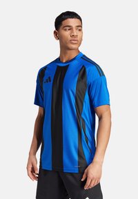 Blaue und schwarze Sportshirt mit kurzen Ärmeln, mit vertikalen Streifen und einem adidas-Logo. Hergestellt aus leichtem, atmungsaktivem Material.