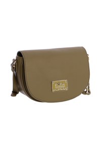 Bolso bandolera verde oliva hecho de cuero sintético texturizado, con un logo de hardware en tono dorado y un cierre de solapa curva. Incluye correa ajustable.