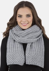 Écharpe tricotée grise avec un motif en côtes et une section texturée tissée aux extrémités. Matériau doux drapant autour du cou.