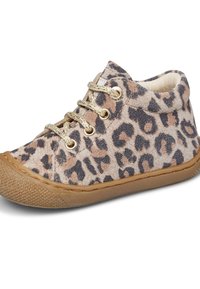 Dětské vysoké tenisky s horní částí z leopardího vzoru z jemného semiše, zlatými očky, béžovými tkaničkami a hnědou gumovou podrážkou.