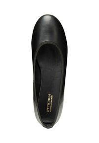 Zapato plano de cuero negro con punta redondeada, ribete elástico alrededor de la abertura y logotipo dorado estampado en la plantilla. Textura suave.