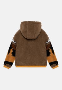Giacca in fleece marrone con cappuccio, caratterizzata da motivi colorati di montagne e alberi sulle maniche, e un bordo arancione nella parte inferiore.