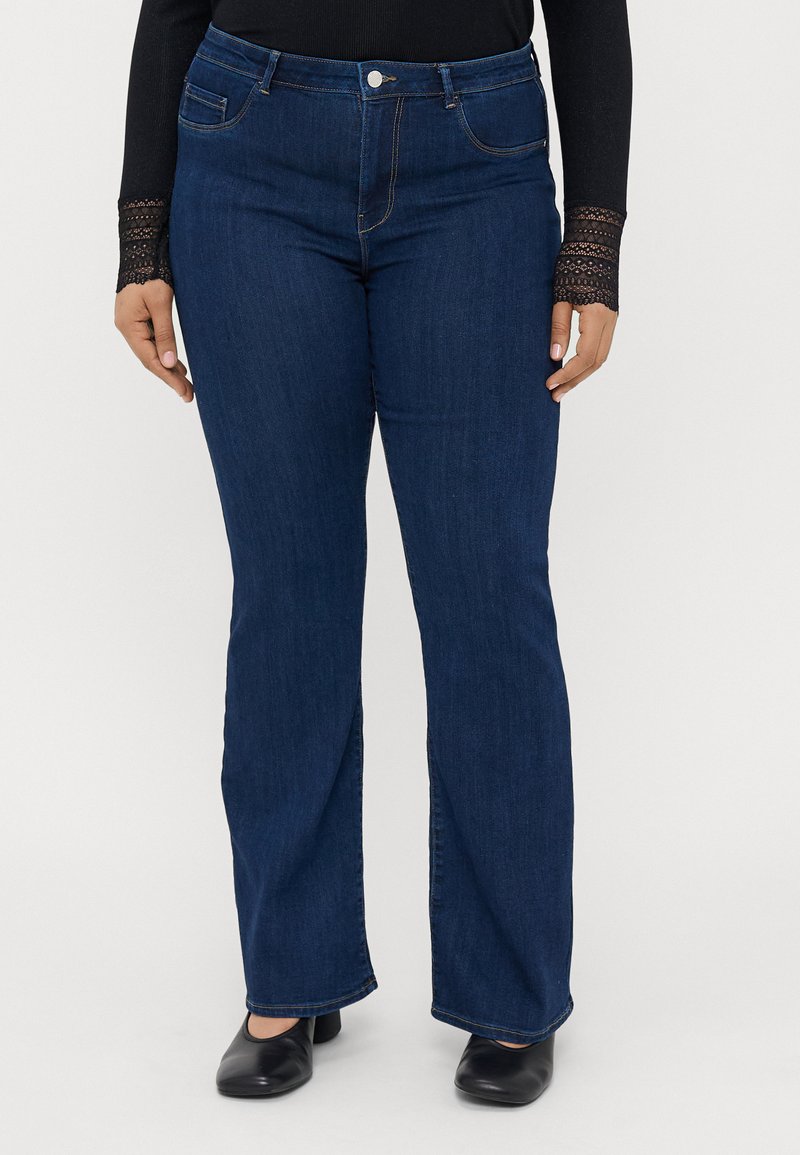 ONLY Carmakoma CARTHUNDER PUSH UP - Flared-farkut - dark blue denim