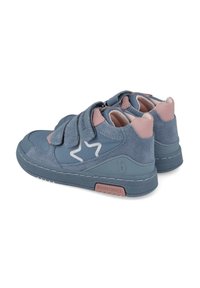 Zapatillas de ante azul con acentos rosas, con un diseño en forma de estrella, doble tira de velcro y suelas texturizadas.
