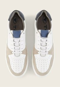 Weiße und beige Turnschuhe mit perforiertem Zehenbereich, Netzfutter, blauen Akzenten, flachen Schnürsenkeln und Gummisohle. Texturiertes Wildleder und Leder.