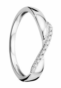 Sudraba gredzens ar vītu dizainu, kurā gar vienu malu ierakstīti mazi caurspīdīgi akmeņi, gluda pulēta virsma un noapaļoti mali.