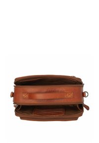 Bolso cruzado de cuero marrón con cierre de cremallera, bolsillo exterior y organización interior, con una textura suave y un hardware mínimo.