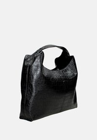 Sac noir en simili-crocodile avec une texture lisse, poignée arrondie et large ouverture. Présente une forme structurée et un design minimaliste.