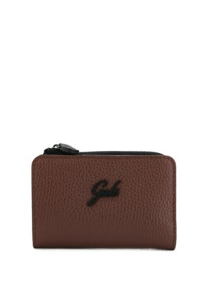 Portafoglio in pelle marrone strutturato con chiusura a zip, caratterizzato da un logo nero sulla parte anteriore e cuciture visibili lungo i bordi.