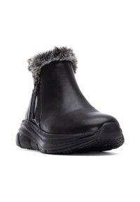 Botas negras hasta el tobillo hechas de cuero con un puño de piel sintética, cremalleras laterales y una suela de goma texturizada para un mejor agarre.