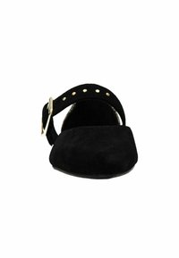 Zwarte suède platte schoen met een ronde neus, verstelbare enkelband met gouden studs en een gladde textuur. Geen zichtbare logo's of patronen.