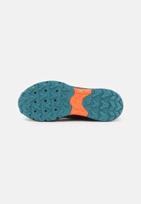 Semelle de chaussure de trail avec un dessus noir, une semelle intermédiaire bleue et des accents orange. Présente un motif de bande de roulement texturé pour une meilleure traction.