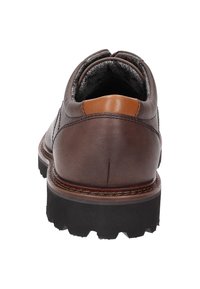 Bruine leren schoen met een ronde achterkant, voorzien van een beige accent op de hak, een gestructureerde grijze voering en een robuuste zwarte rubberen zool.