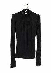 Schwarzes Langarmoberteil mit einem hohen, gerafften Rollkragen. Mit Raffung an der Brust und Rüschen an den Ärmeln.
