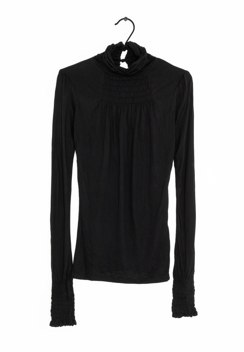 Schwarzes Langarmoberteil mit einem hohen, gerafften Rollkragen. Mit Raffung an der Brust und Rüschen an den Ärmeln.