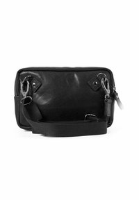 Pochette nera in pelle con chiusura a zip. Presenta accessori in metallo, una tracolla staccabile e accenti a forma di diamante sui lati.