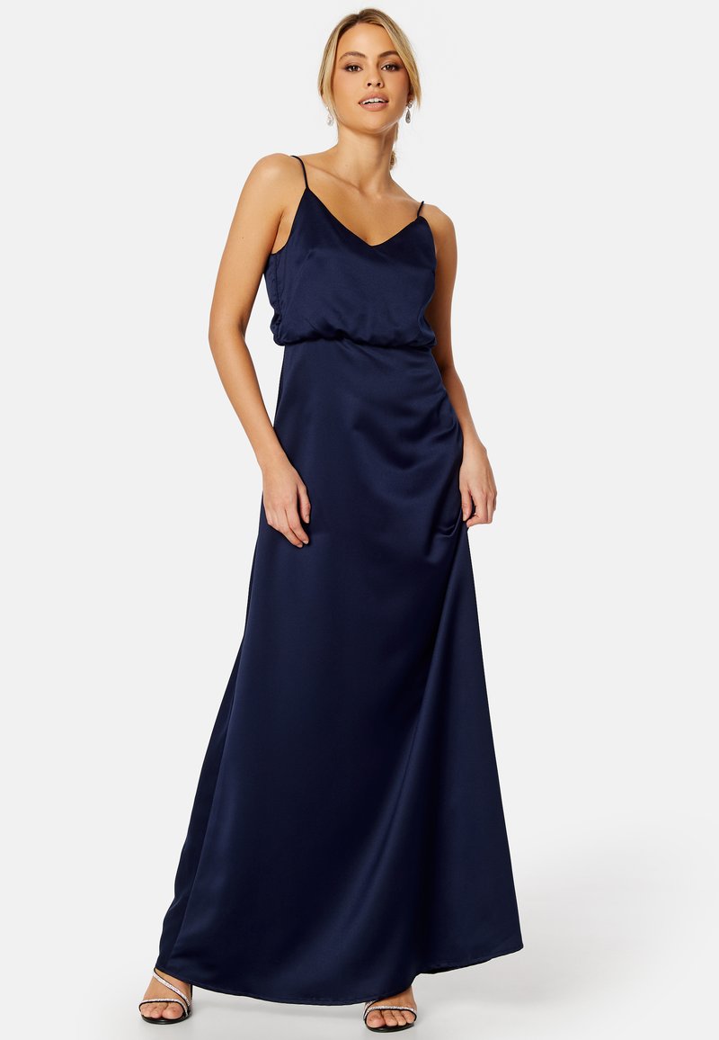 Abito maxi in satin blu navy con scollo a V, spalline sottili e vita arricciata. Il tessuto ha una texture liscia e una silhouette fluida.